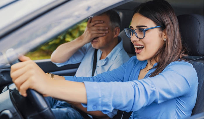 Ученик с инструктором за рулём